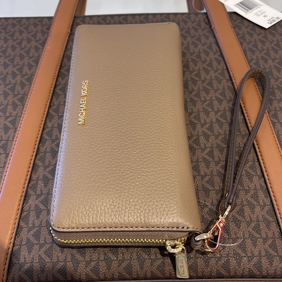 MICHAEL KORS
Leather Continental Wristlet Phone Case Wallet
Dusk
NWT - Picture 4 of 16